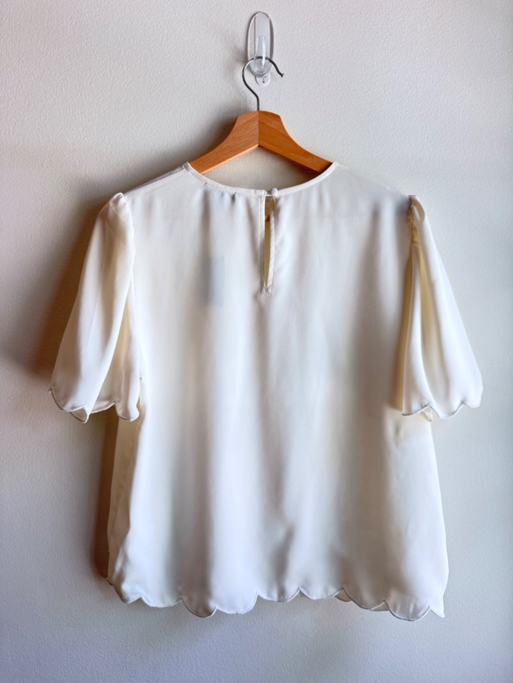 Express Women's Ivory Scalloped Short Sleeve Blouse Size Medium M NWT - Picture 2 of 5